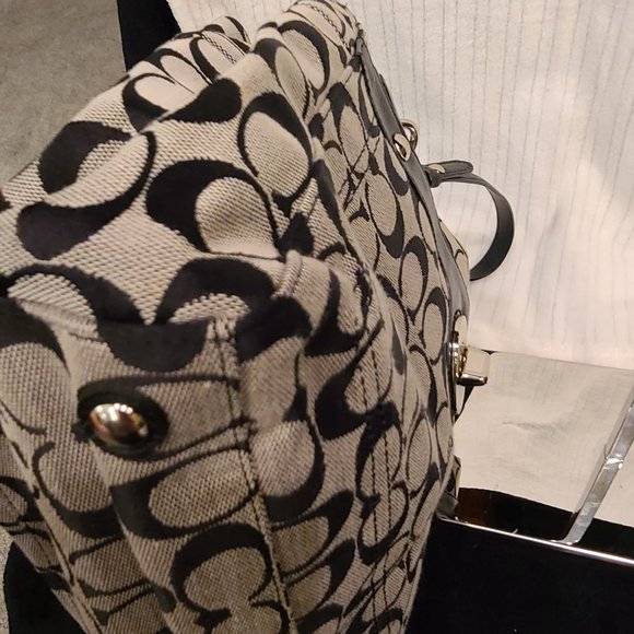 Coach Black & Grey Signature Canvas Penelope - Picture 14 of 16